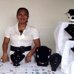 La plupart des bijoux que vous allez porter, ont été imaginés et conçus dans son atelier !